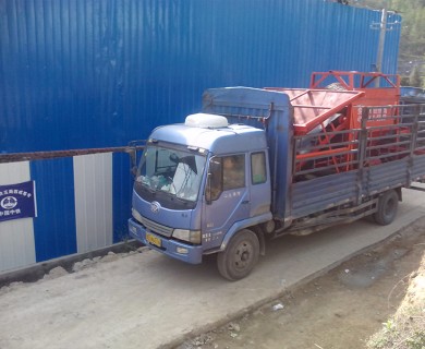 中鐵五局西成客專洗石機抵達攪拌站場地